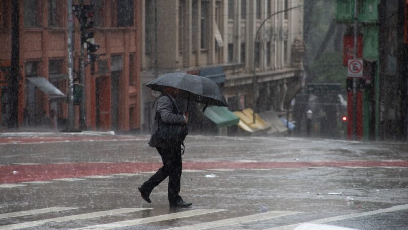 Frente fria avança pelo Sul e Sudeste e muda o tempo no Brasil neste fim de semana