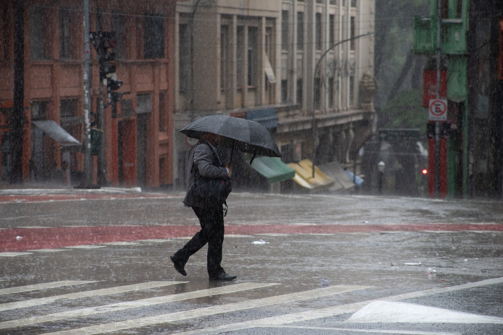Frente fria avança pelo Sul e Sudeste e muda o tempo no Brasil neste fim de semana