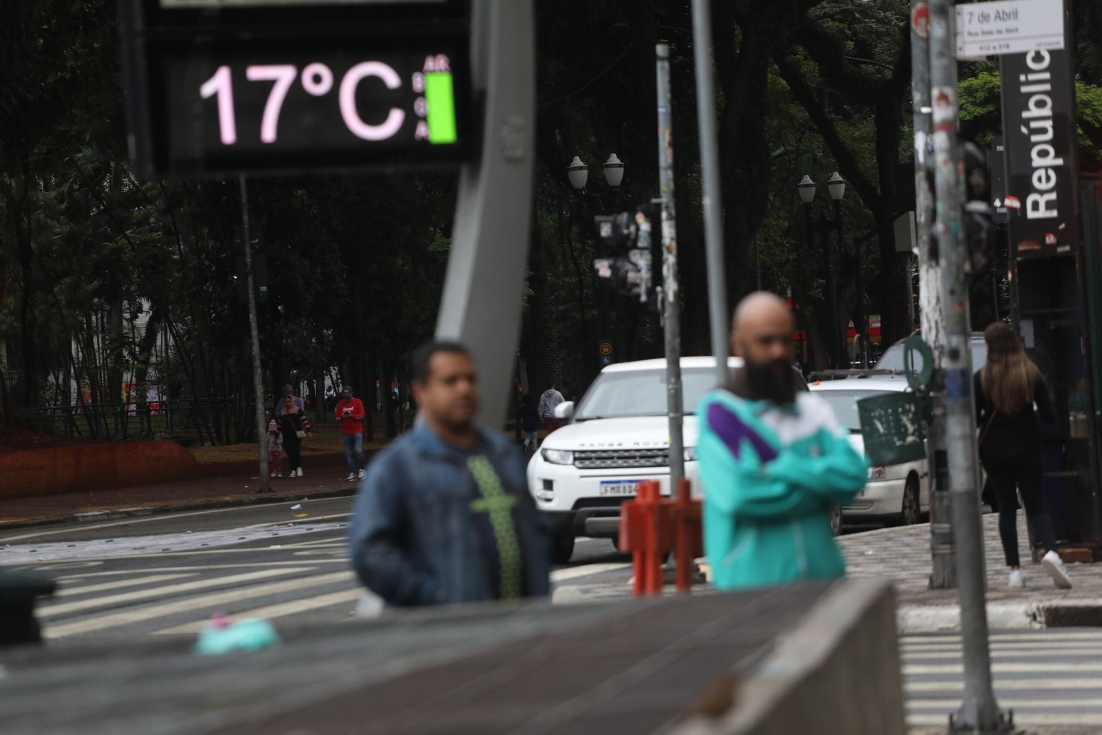 Frente fria derruba temperaturas e mantém semana chuvosa no Sul e Sudeste; veja previsão