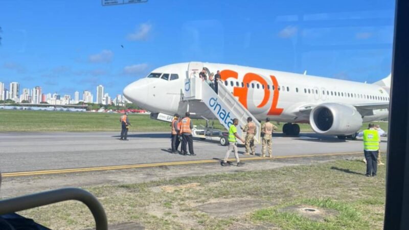Vídeos mostram policiais em avião e inspeção após ameaça de bomba em voo para Noronha