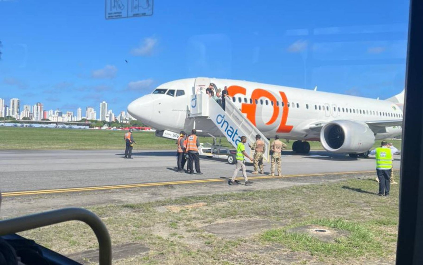 Vídeos mostram policiais em avião e inspeção após ameaça de bomba em voo para Noronha