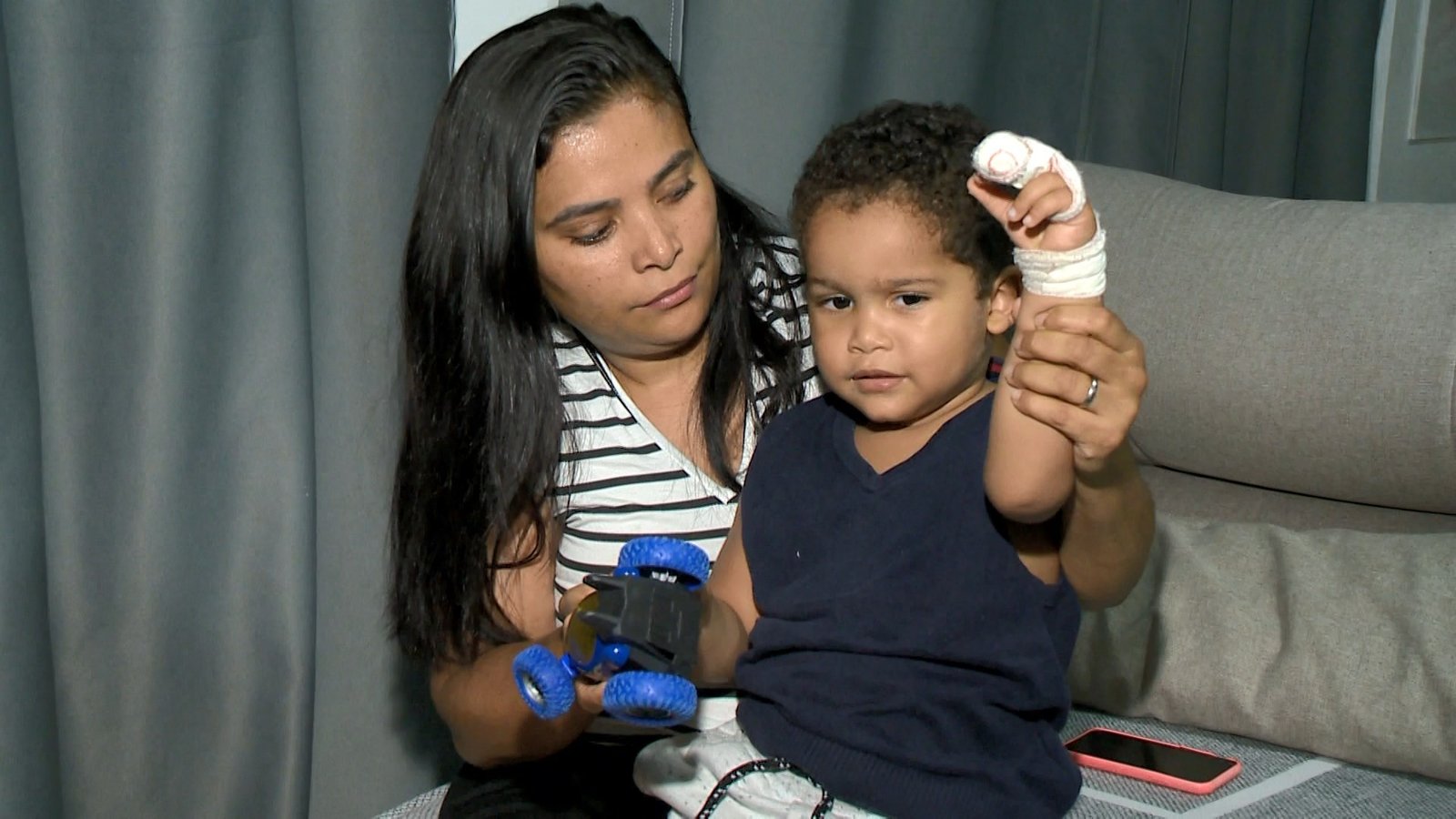 Criança de 2 anos tem ponta do dedo decepada em creche de Guarapari e só é levada ao hospital após chegada da mãe