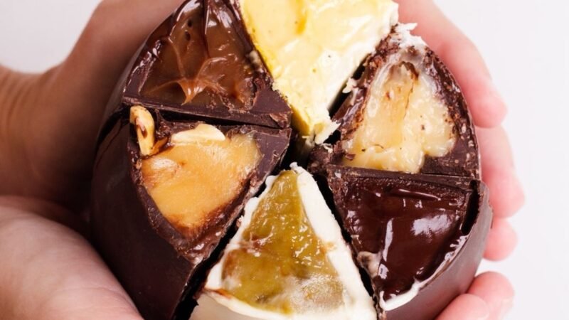 Seis recheios em um só: ovo de Páscoa fatiado vira sucesso entre clientes e bomba na web