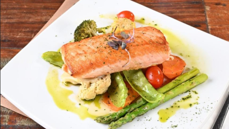 Pratos menores e mais proteína: como canetas emagrecedoras e ‘onda fitness’ têm moldado cardápios de restaurantes