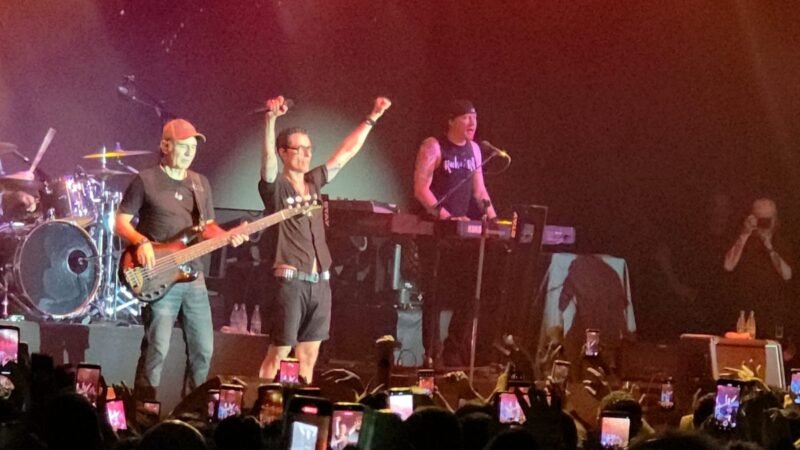 Capital Inicial leva público ao coro coletivo em show marcado por nostalgia, em Manaus