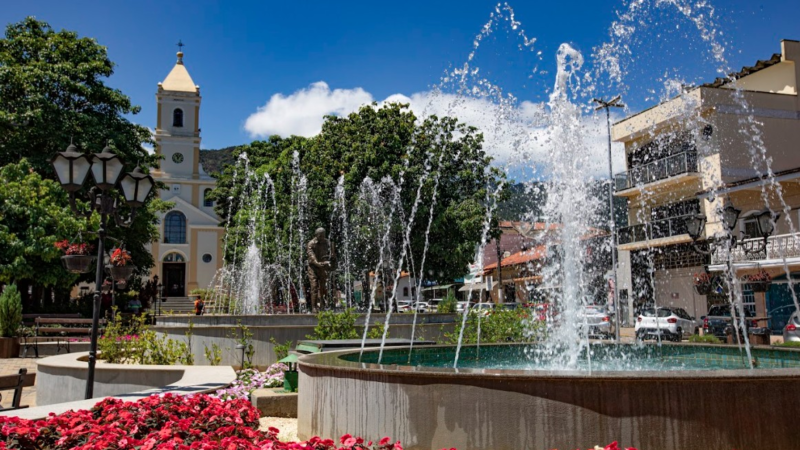 Extrema transforma praça central em cenário de Páscoa com atrações gratuitas