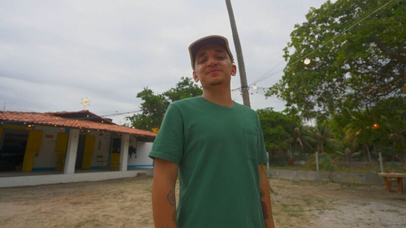 ‘Casa Caranguejo do João Gomes’: com estrada de terra e cavalo no quintal, cantor cria ‘refúgio’ inspirado na casa da avó; VÍDEO