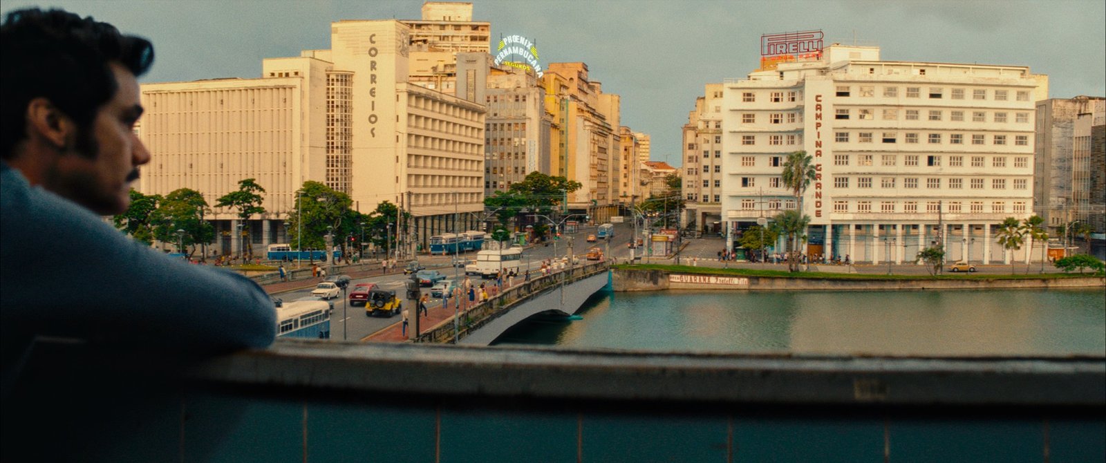 ‘O Agente Secreto’ transforma o Recife em cenário e vitrine e leva ao mundo paixão pelo cinema pernambucano