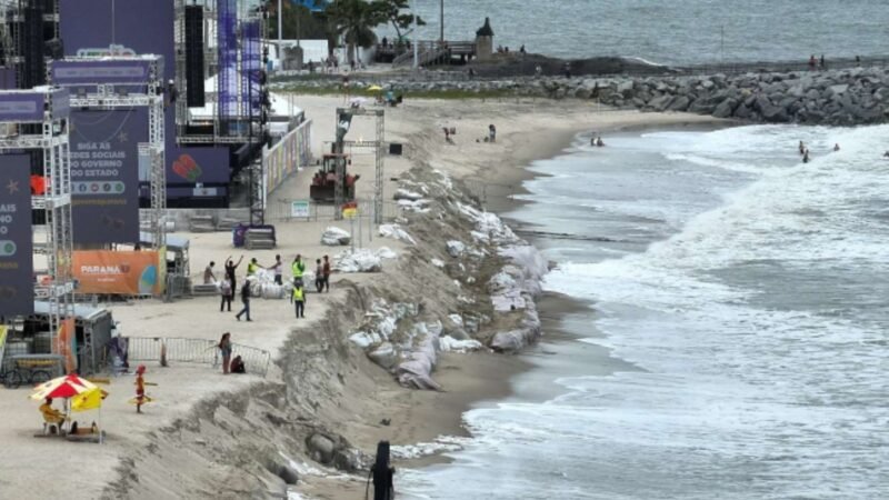 Ibama multa Governo do Paraná em R$ 2,5 milhões por poluição do mar com sacos plásticos usados para conter erosão em praia durante shows