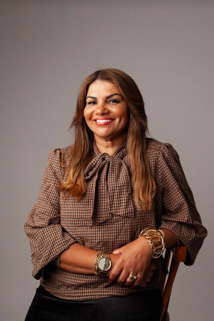 Escritora de Cabo Frio lança livro sobre Nero na Feira do Livro de Londres