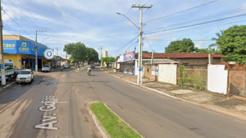 Jovem cai de moto, tenta se levantar e morre atropelado por caminhonete, diz a polícia