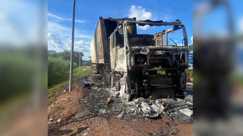 Caminhão com 28 toneladas de carne pega fogo na BR-153 no Tocantins