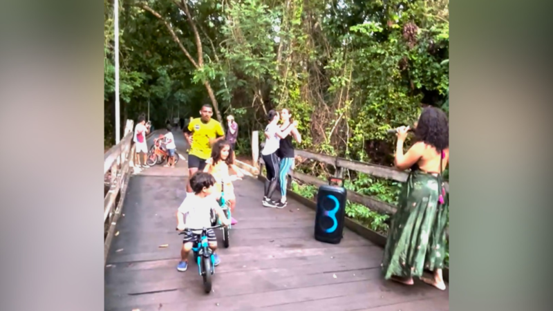 Cantora faz ‘blitz’ com caixa de som em pista de caminhada e frequentadores caem na dança; assista