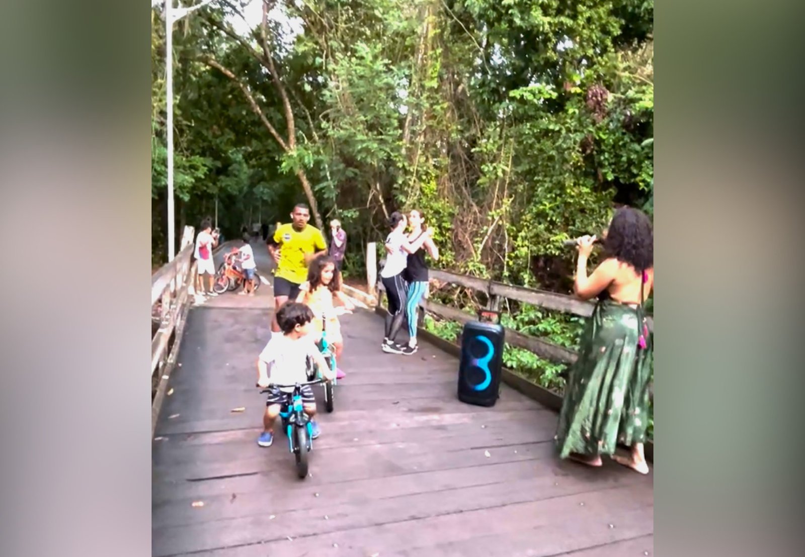 Cantora faz ‘blitz’ com caixa de som em pista de caminhada e frequentadores caem na dança; assista