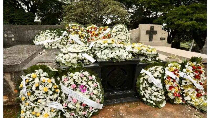 Ator Juca de Oliveira é sepultado no Cemitério do Araçá, no Centro de SP