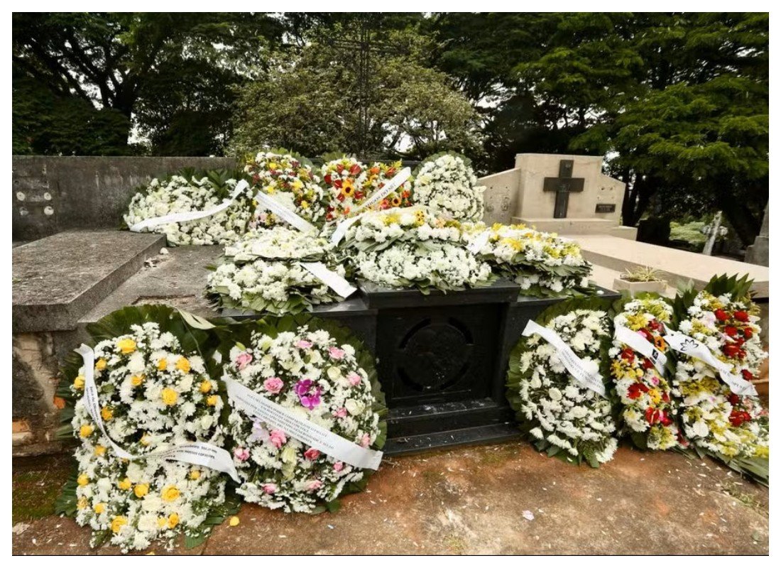 Ator Juca de Oliveira é sepultado no Cemitério do Araçá, no Centro de SP