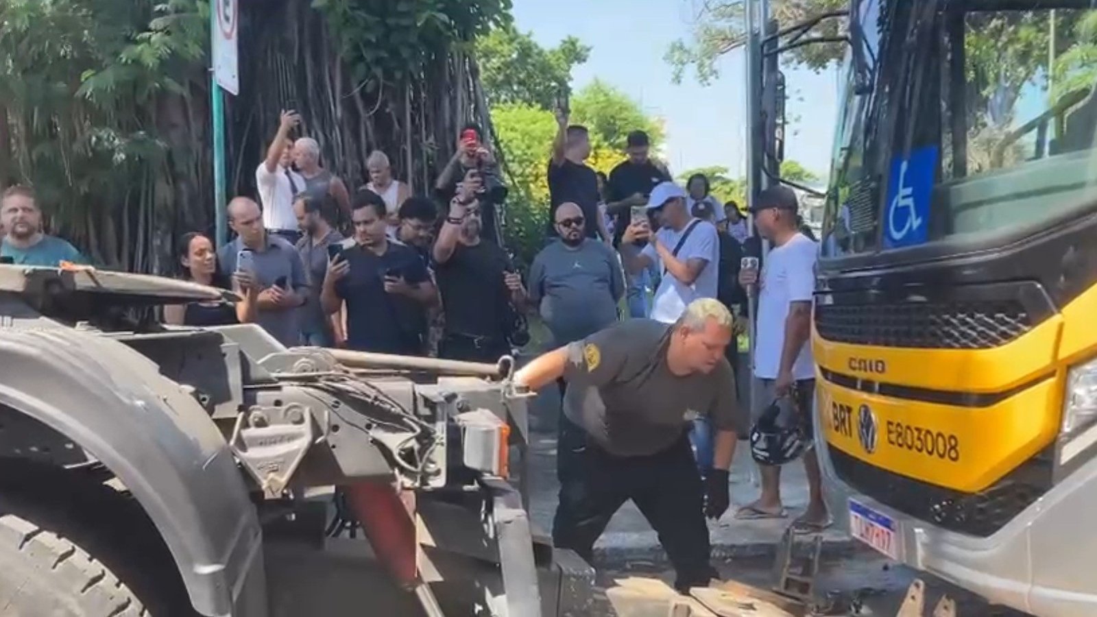 Detro reboca ônibus do BRT que faz conexão entre Mesquita e terminal em Irajá