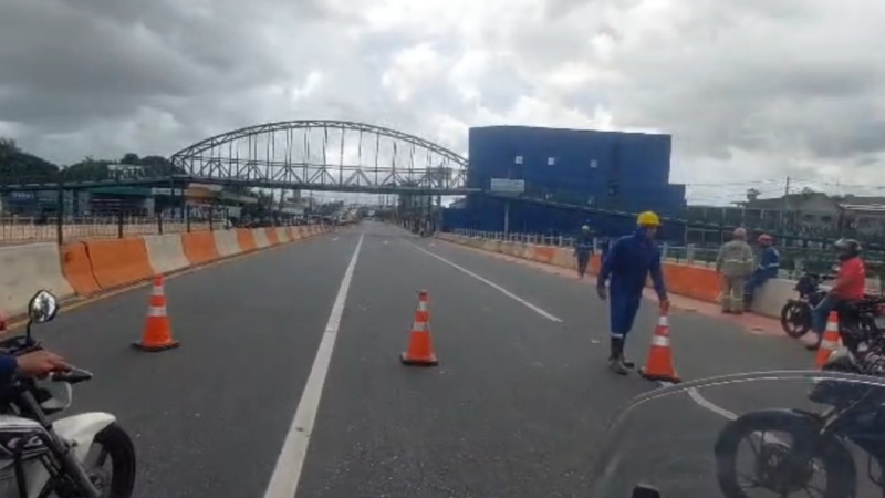 Parte do trânsito é interditada na avenida Júlio César após risco de queda de passarela de obra da COP30 em Belém