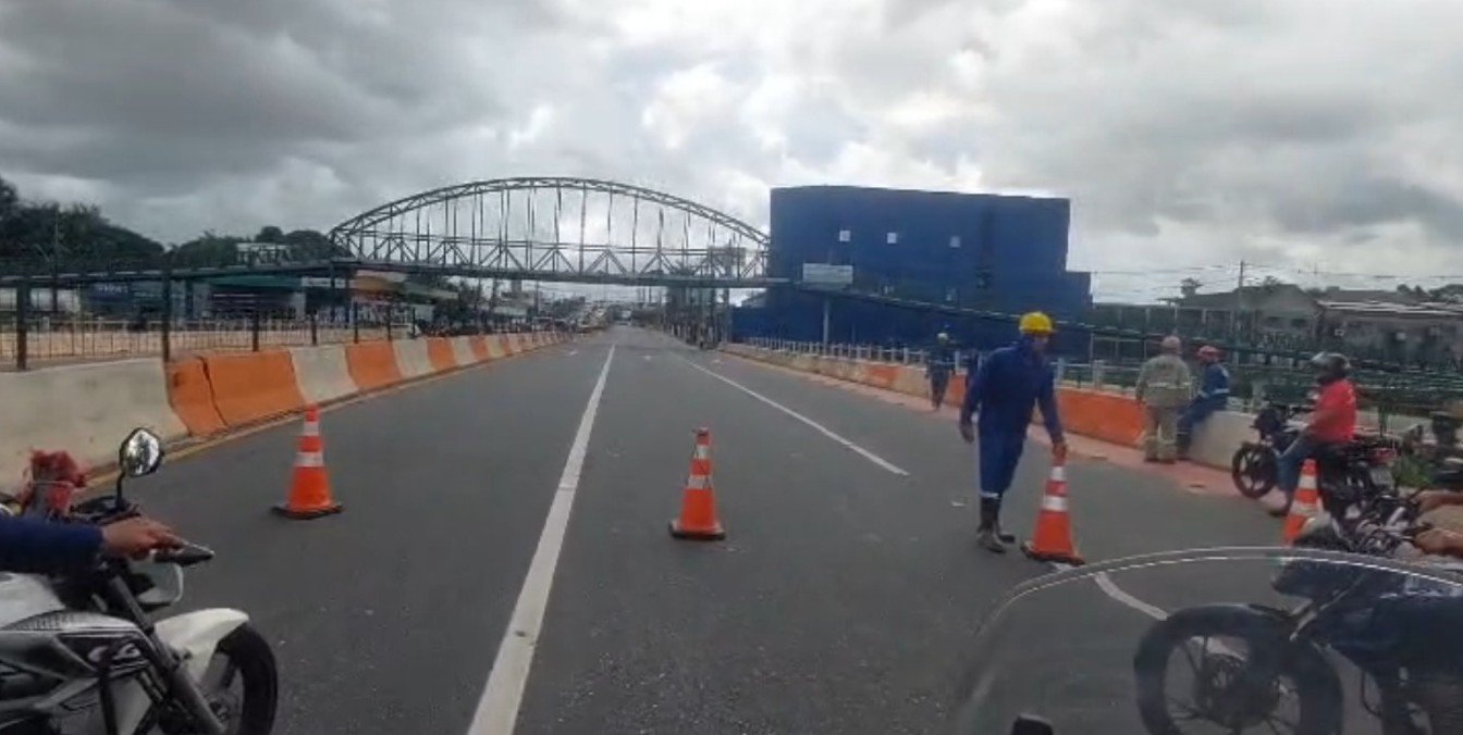 Parte do trânsito é interditada na avenida Júlio César após risco de queda de passarela de obra da COP30 em Belém