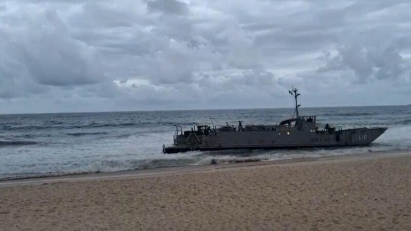 Embarcação encalha na Praia da Macumba