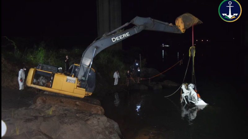 Cinco veículos que caíram da Ponte JK seguem no fundo do Rio Tocantins e podem estar soterrados, diz Dnit