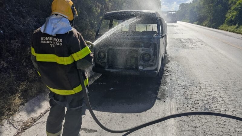 Kombi pega fogo na BR-251 e mobiliza bombeiros