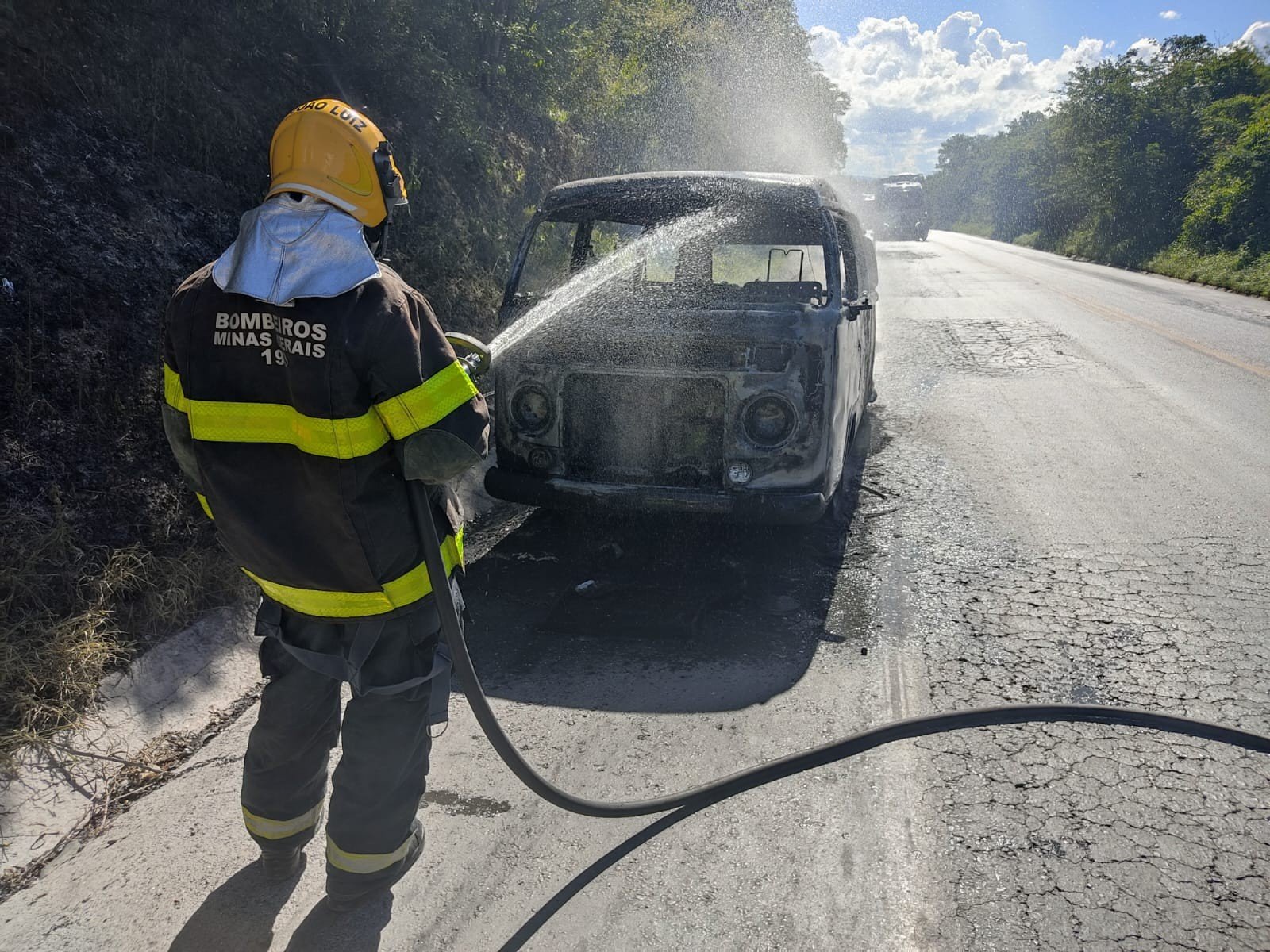 Kombi pega fogo na BR-251 e mobiliza bombeiros