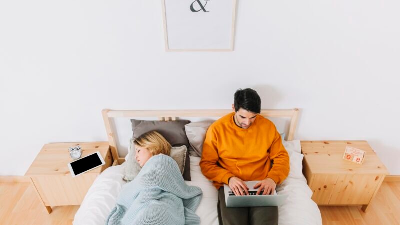 ‘Divórcio do sono’: dormir em camas separadas pode melhorar a saúde e o relacionamento