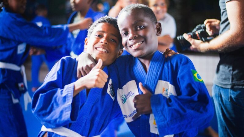 Jovens de Cabo Frio celebram graduação em projeto social de judô da Prolagos