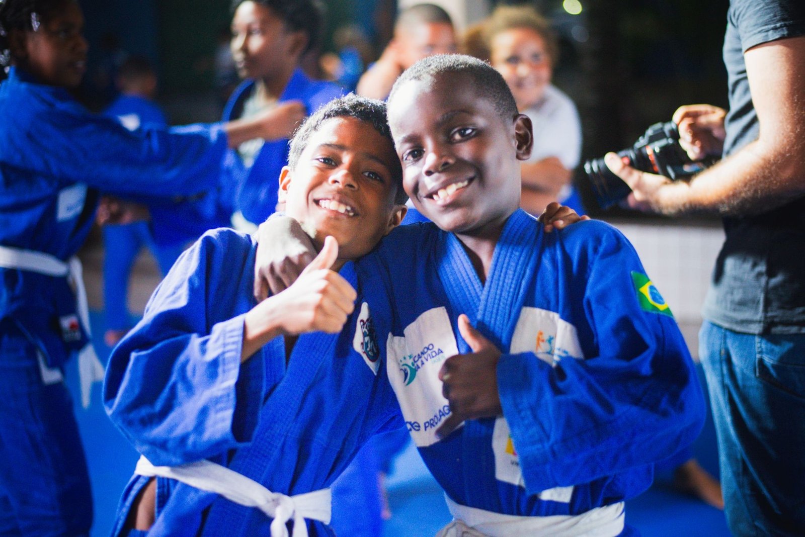 Jovens de Cabo Frio celebram graduação em projeto social de judô da Prolagos