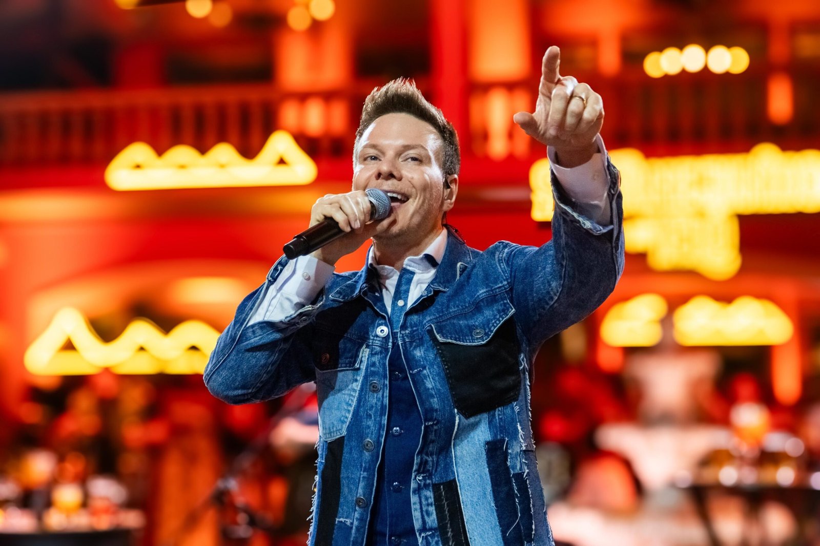 Empresas de Teló e Thaís Fersoza ganham ações contra ex-goleiro da Seleção após investimentos no mercado imobiliário dos EUA