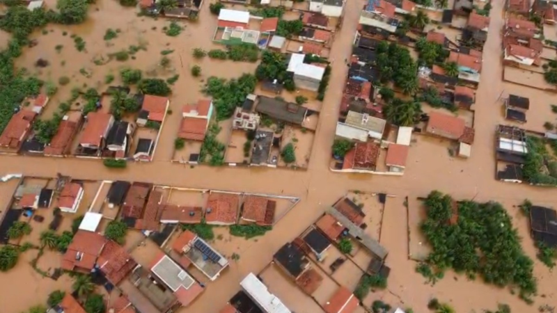 Número de famílias afetadas pela enchente em Espinosa sobe para 550; cidade está sob alerta vermelho do Inmet