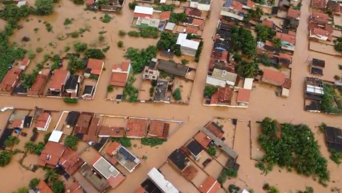 Número de famílias afetadas pela enchente em Espinosa sobe para 550; cidade está sob alerta vermelho do Inmet