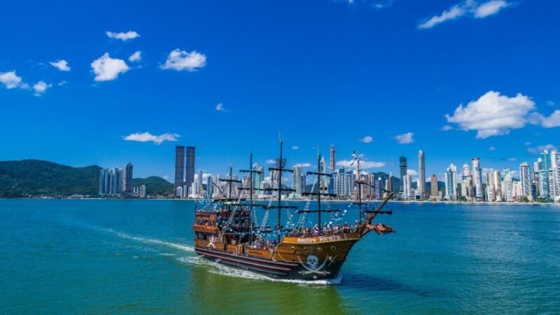 VÍDEO: como é o ‘barco pirata’ que atropelou casal em moto aquática em Balneário Camboriú