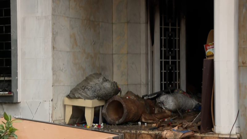 Idoso acumulador é encontrado morto dentro de casa em chamas em Curitiba