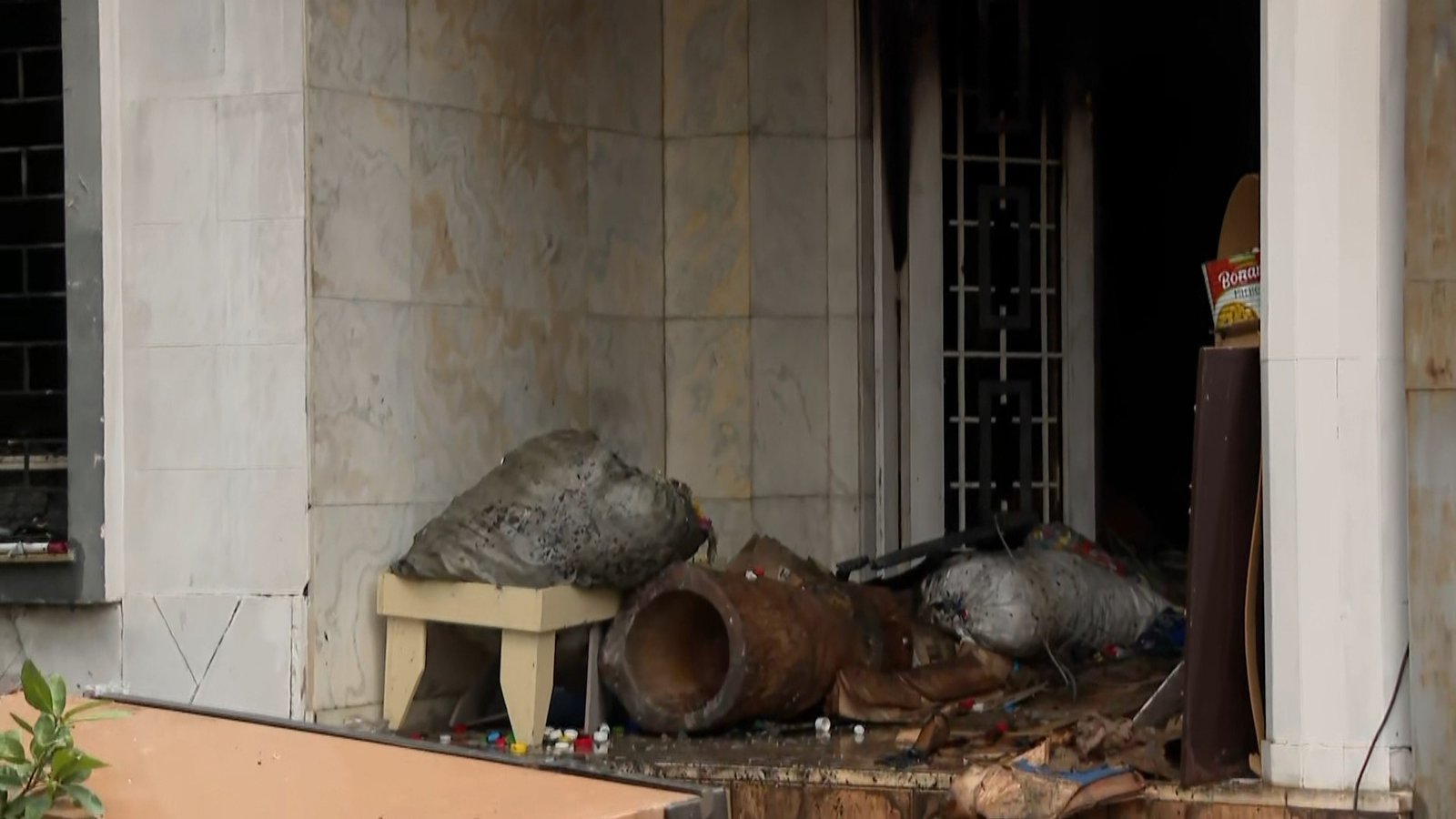 Idoso acumulador é encontrado morto dentro de casa em chamas em Curitiba