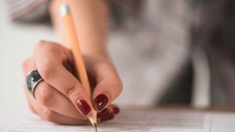 Concursos e seleções em PE oferecem mais de 750 vagas com salários de até R$ 12,3 mil; saiba como se inscrever