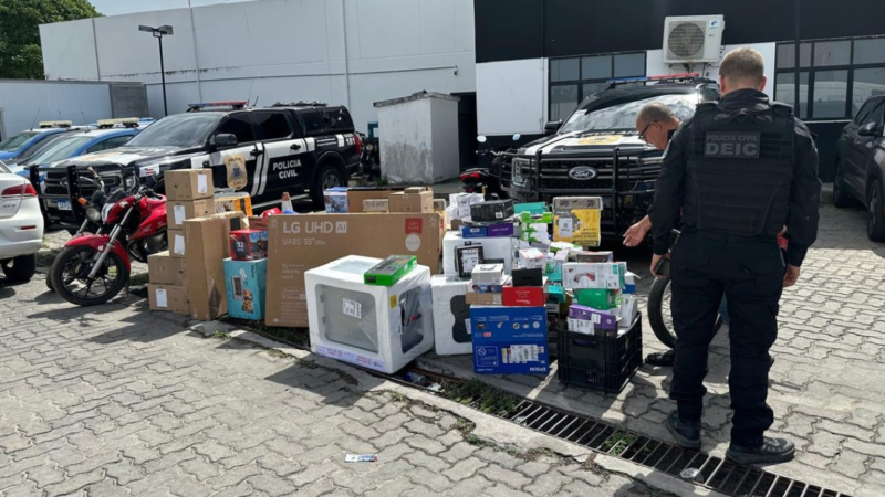 Motorista é preso suspeito de desviar cargas de e-commerce na Bahia; polícia apreende mercadorias e arma