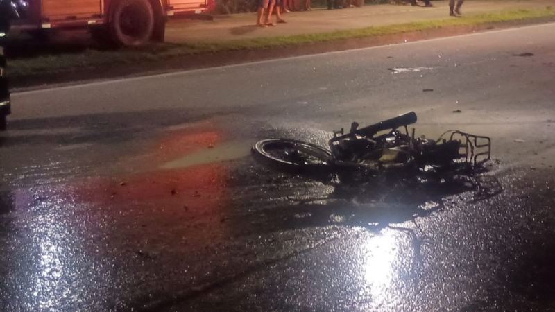 Motociclista morre após bater na traseira de ônibus e moto pegar fogo em Votorantim