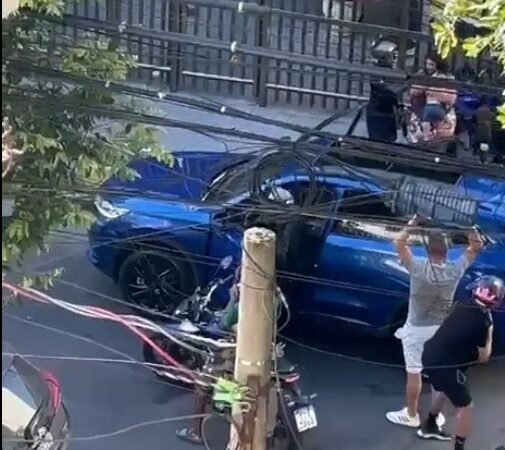 VÍDEO: Bandidos armados rendem família com idosa e bebê em plena luz do dia em rua movimentada de Vila Isabel