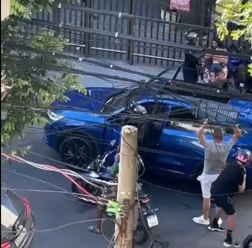VÍDEO: Bandidos armados rendem família com idosa e bebê em plena luz do dia em rua movimentada de Vila Isabel