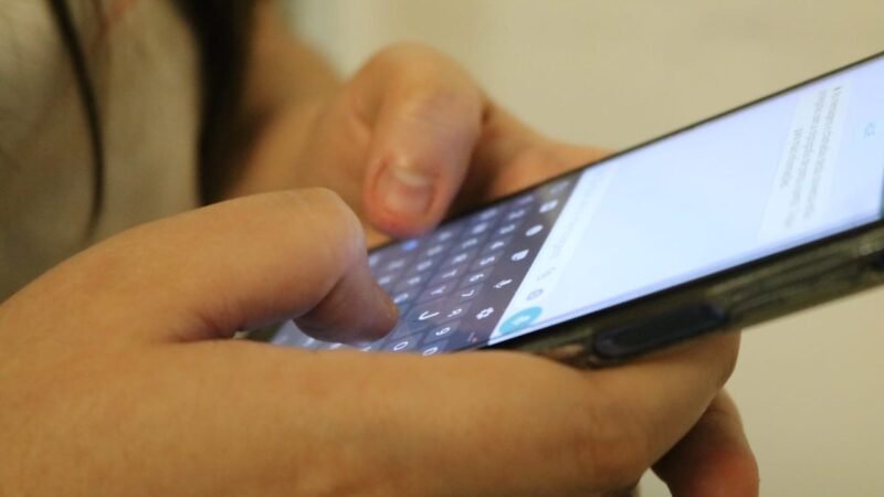 Após linhas verdes aparecerem em tela de celular, fabricante multinacional é condenada a indenizar cliente do Brasil