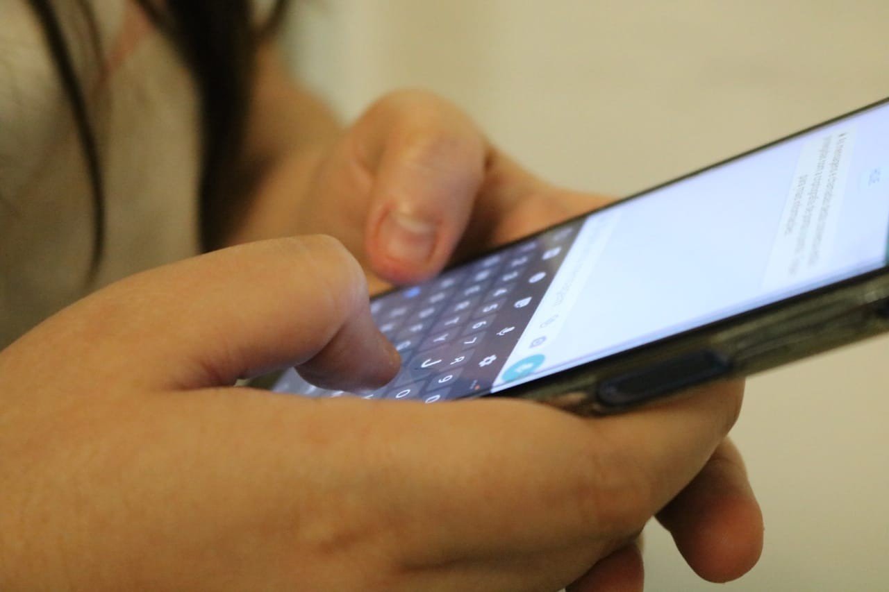 Após linhas verdes aparecerem em tela de celular, fabricante multinacional é condenada a indenizar cliente do Brasil