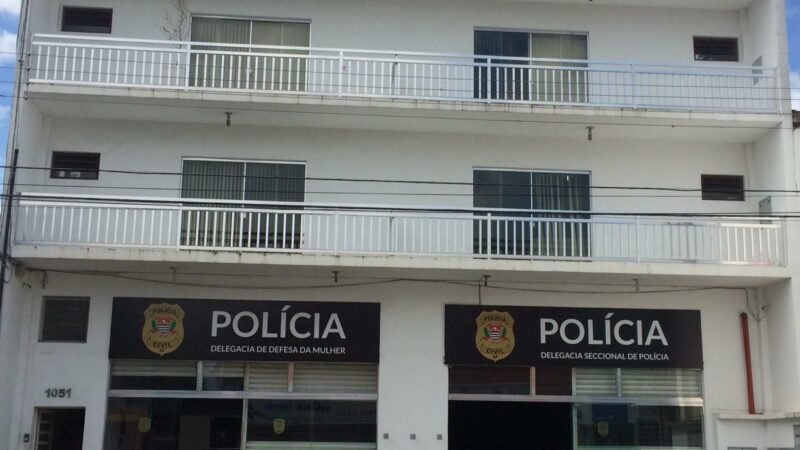 Mãe é presa por agredir filho e abandonar outro nu em rua do interior de SP