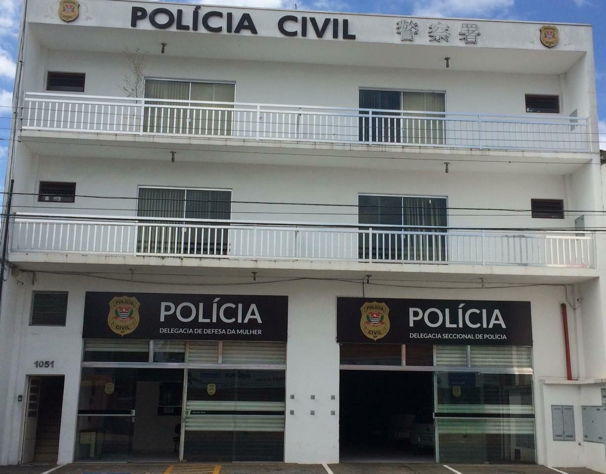 Mãe é presa por agredir filho e abandonar outro nu em rua do interior de SP