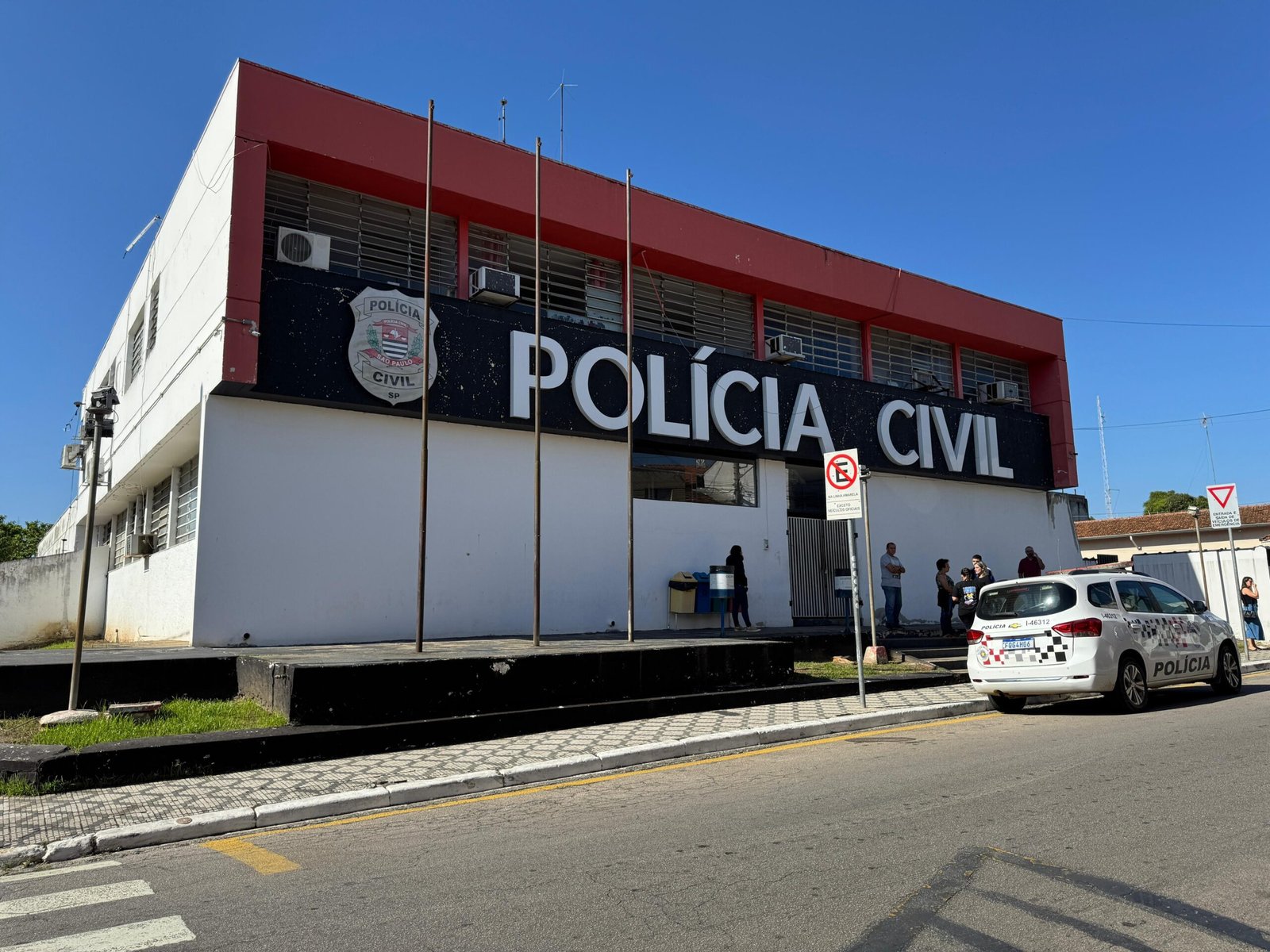 Homem é assassinado em bar, e irmão da vítima é preso após atirar contra casa de suspeito e trocar tiros com policial em Caçapava