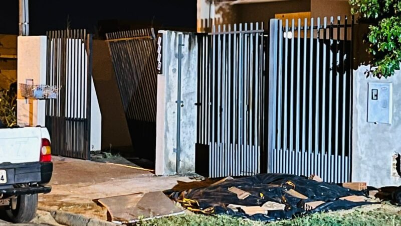 Homem morre após tentar atacar companheira com enxada e ser esfaqueado pelo enteado em Foz do Iguaçu