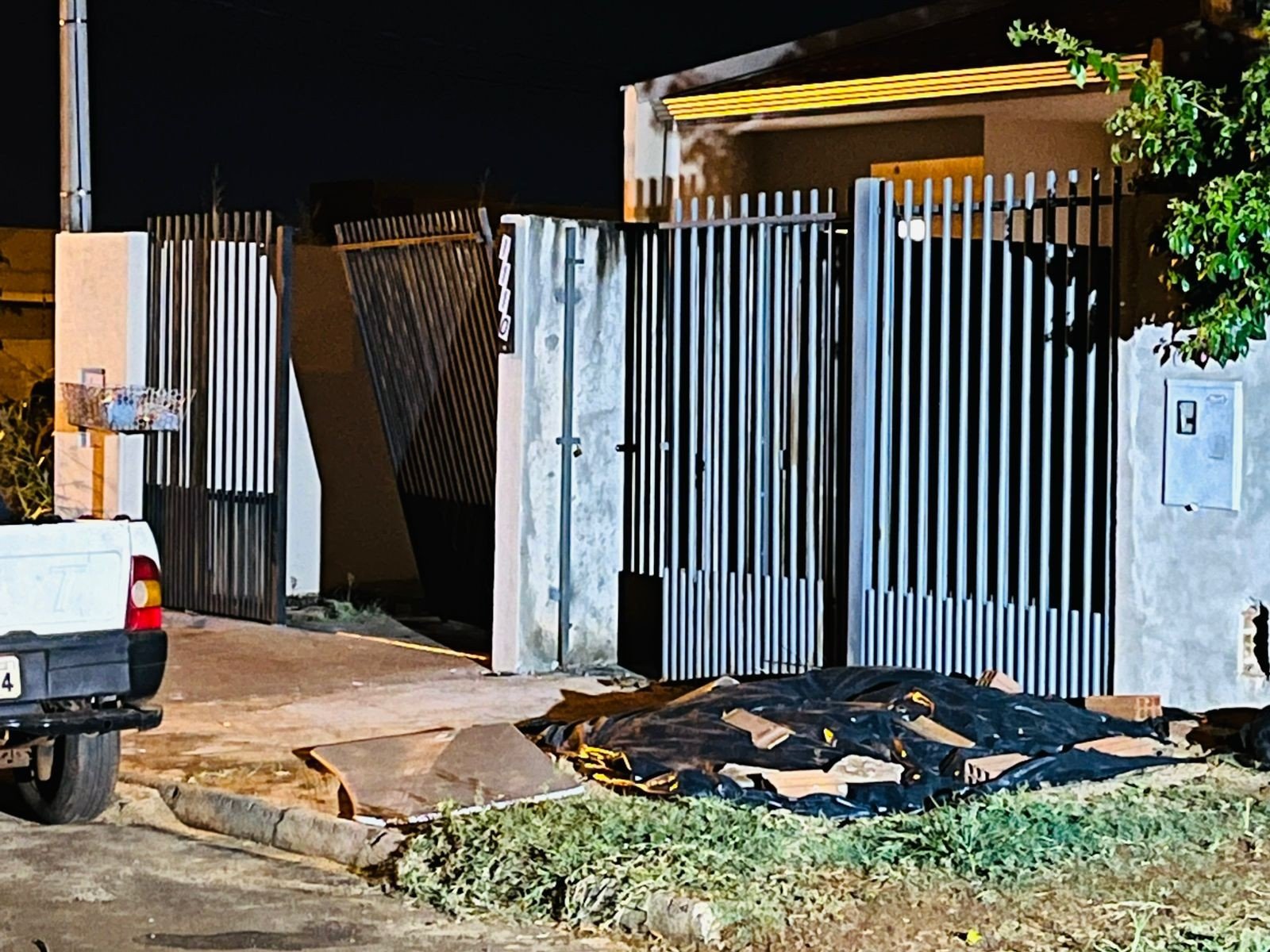 Homem morre após tentar atacar companheira com enxada e ser esfaqueado pelo enteado em Foz do Iguaçu