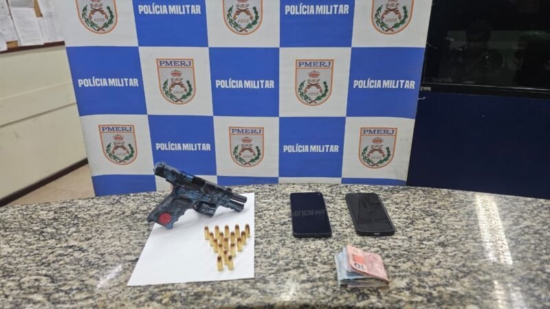 Jovem é preso com arma dentro de carro blindado em Barra Mansa