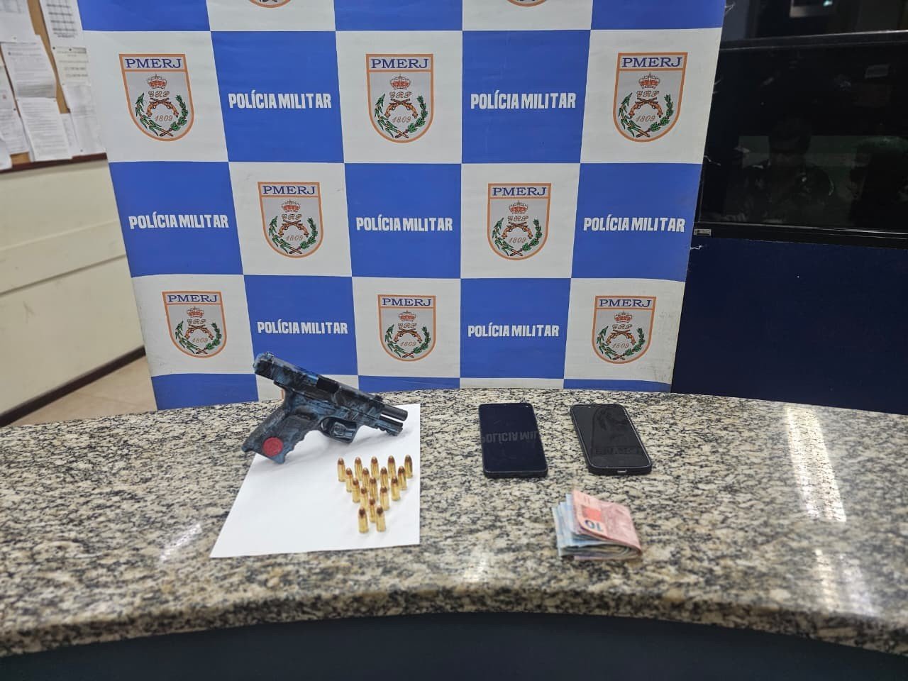 Jovem é preso com arma dentro de carro blindado em Barra Mansa